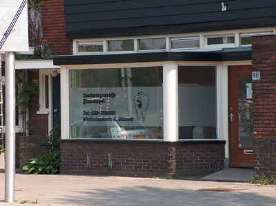 820105 Gezicht op de voormalige winkelpui van het pand Blauwkapelseweg 141 (Tandartspraktijk Blauwkapel ) te ...